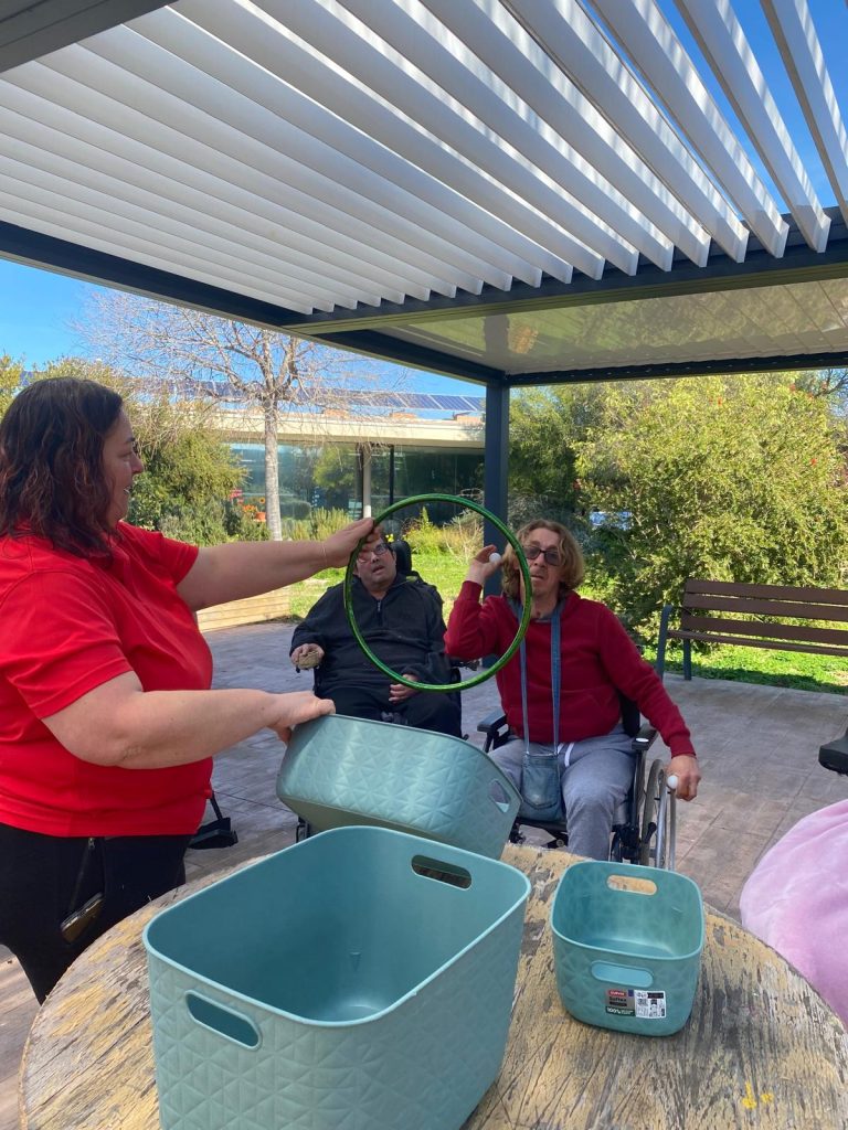 Personas haciendo actividades