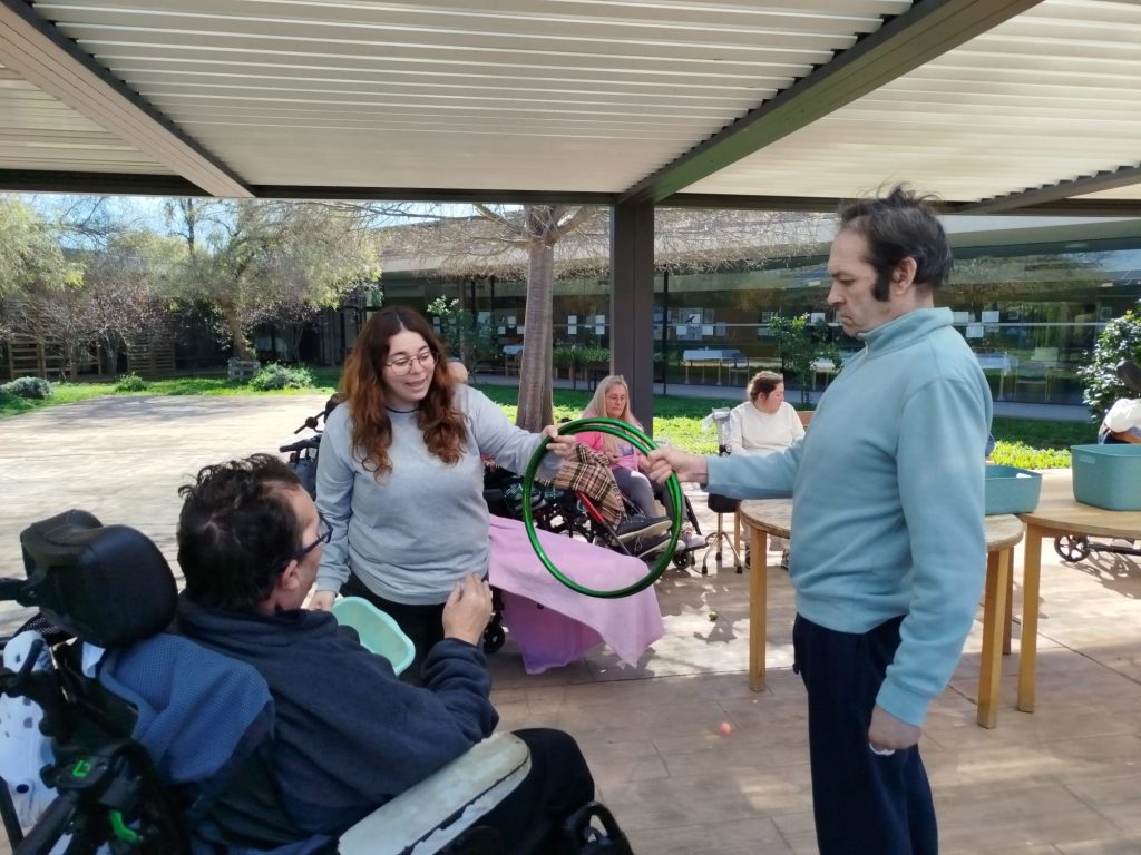 Personas haciendo actividades