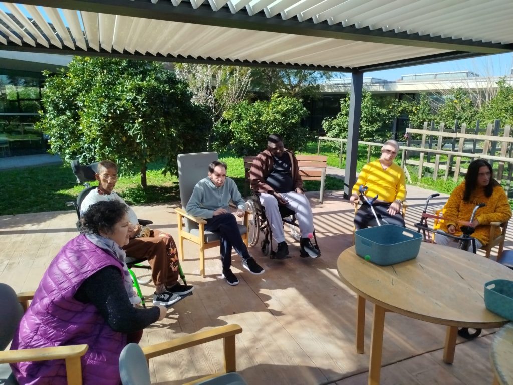 Personas haciendo actividades