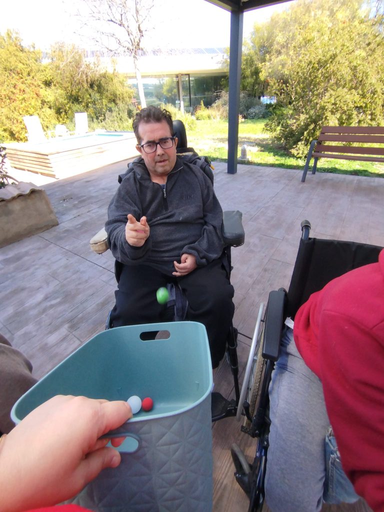 Personas haciendo actividades