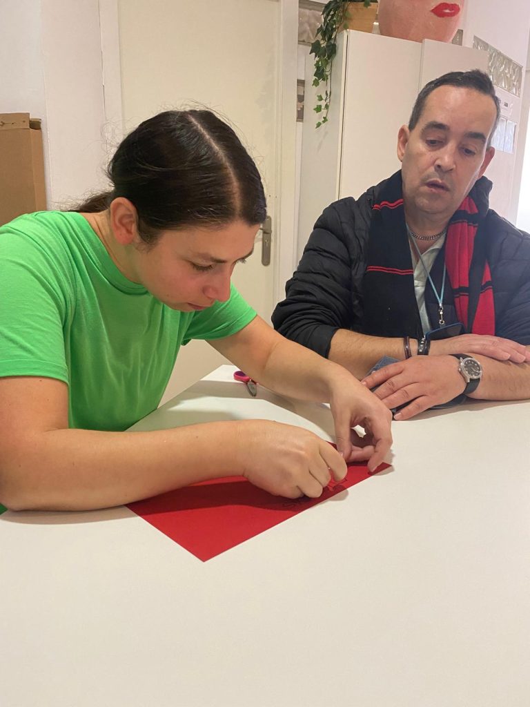Personas escribiendo y haciendo un mural