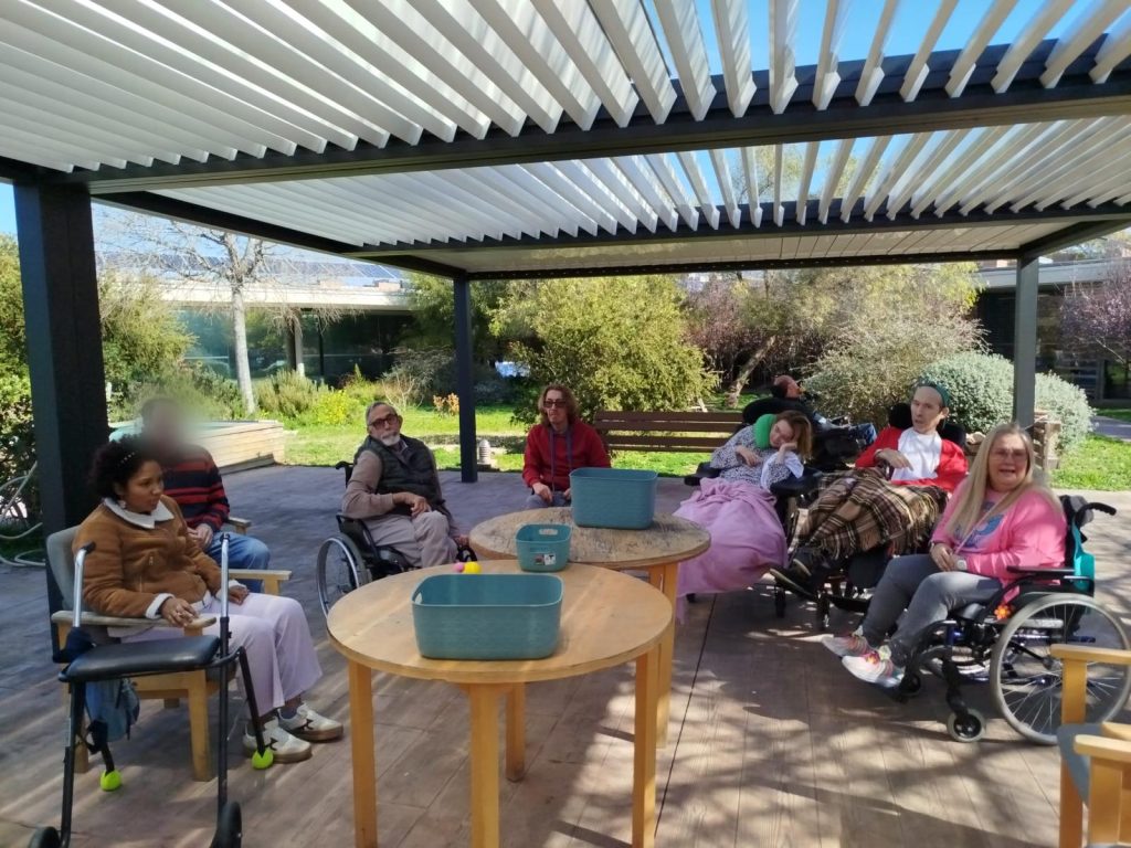 Personas haciendo actividades