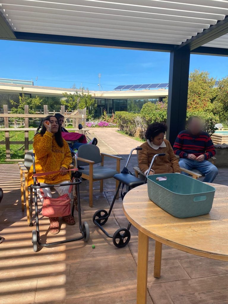 Personas haciendo actividades