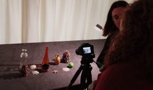 Personas en museo de fotografía