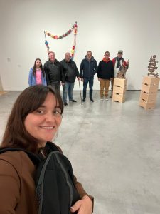 Personas en museo