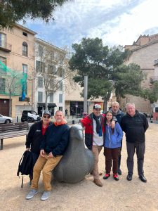 Personas en museo