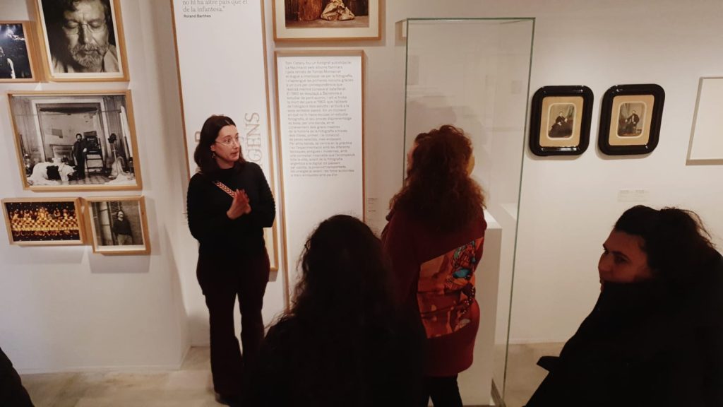 Personas en museo de fotografía