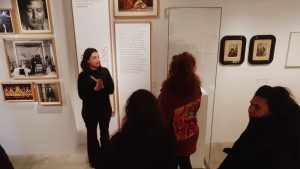 Personas en museo de fotografía