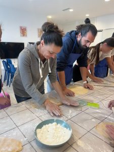Niños y adultos cocinando
