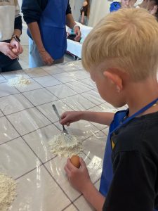 Niños y adultos cocinando