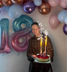 Persona celebrando sus 18 cumpleaños