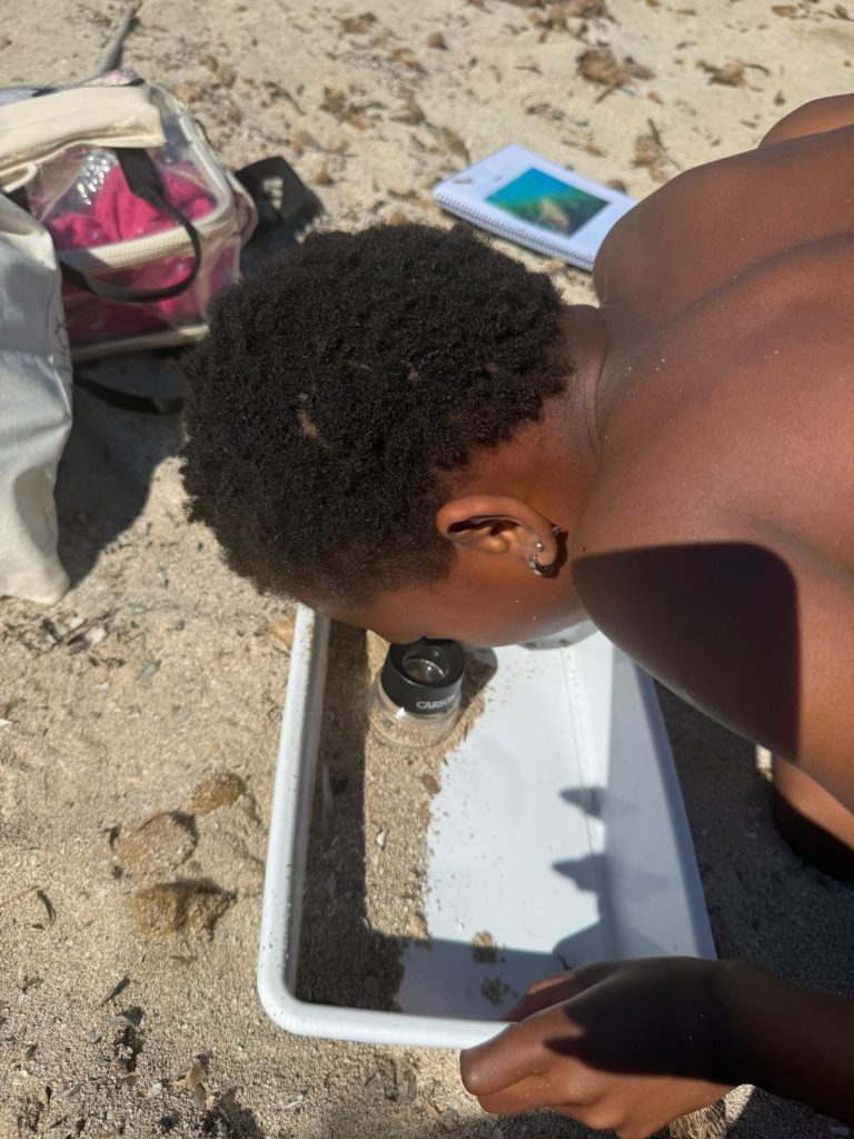 Niños haciendo un taller en la playa