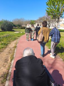 Personas mayores paseando con los auxiliares