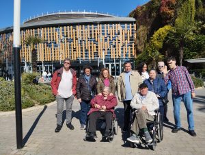 Personas posando en el un parque