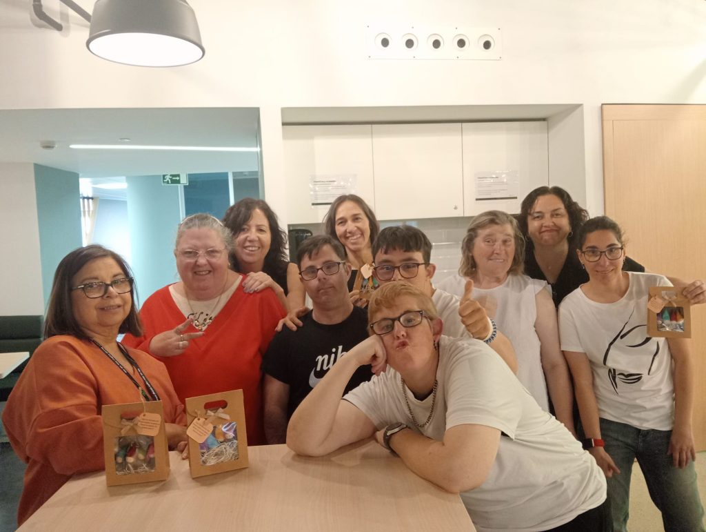 Personas con discapacidad haciendo un taller de manualidades con voluntarios de una empresa