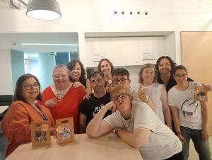 Personas con discapacidad haciendo un taller de manualidades con voluntarios de una empresa