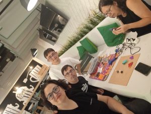 Personas con discapacidad haciendo un taller de manualidades con voluntarios de una empresa