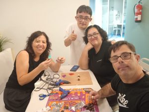 Personas con discapacidad haciendo un taller de manualidades con voluntarios de una empresa