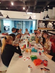 Personas con discapacidad haciendo un taller de manualidades con voluntarios de una empresa