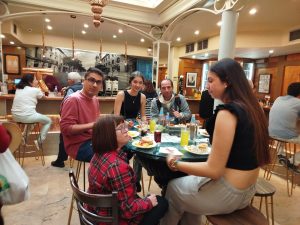 Personas comiendo