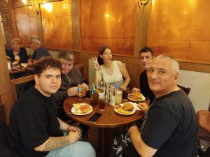 Personas comiendo