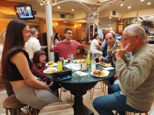 Personas comiendo