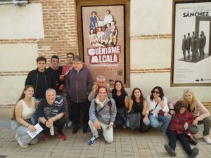 Personas posando delante de la exposición