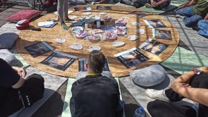 Personas con discapacidad haciendo un taller de arteterapia