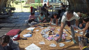 Personas con discapacidad haciendo un taller de arteterapia