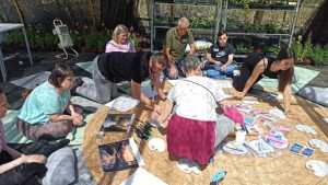 Personas con discapacidad haciendo un taller de arteterapia
