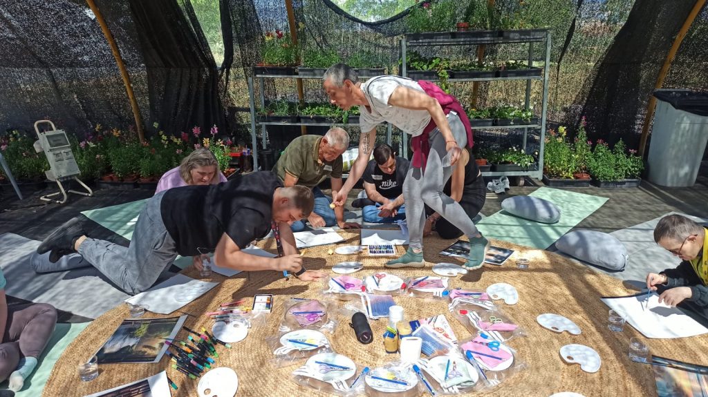 Personas con discapacidad haciendo un taller de arteterapia