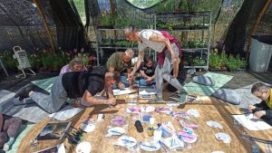 Personas con discapacidad haciendo un taller de arteterapia