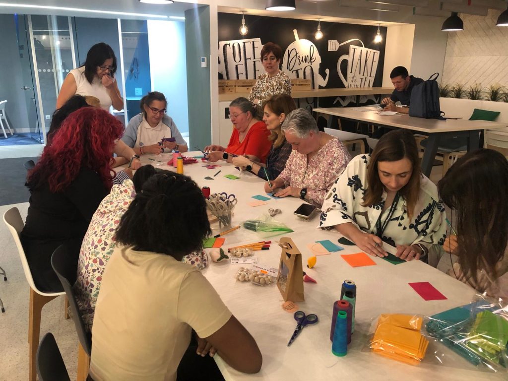 Personas con discapacidad haciendo un taller de manualidades con voluntarios de una empresa