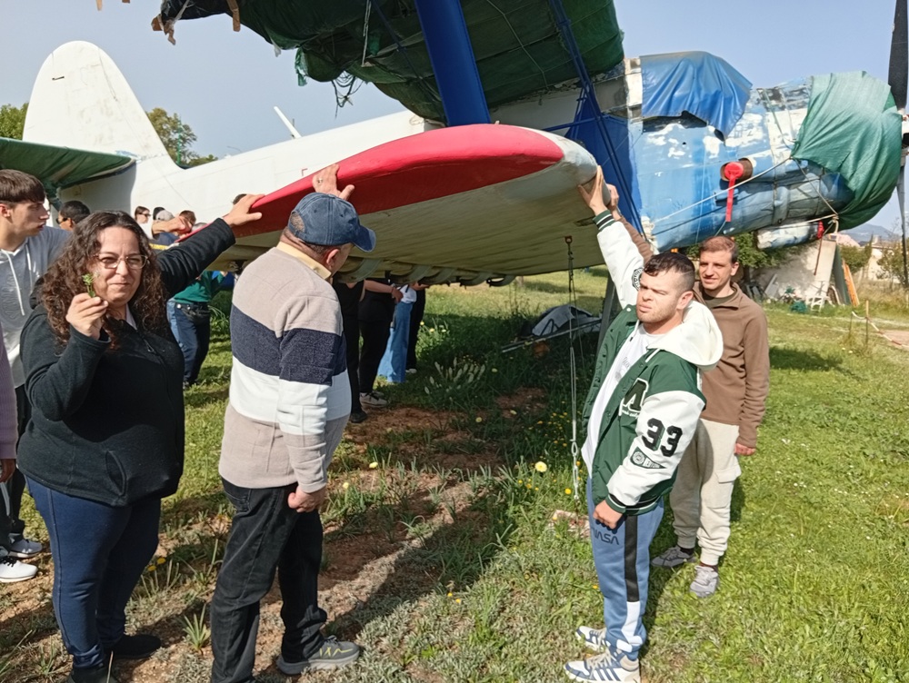 Personas visitando aerodromo