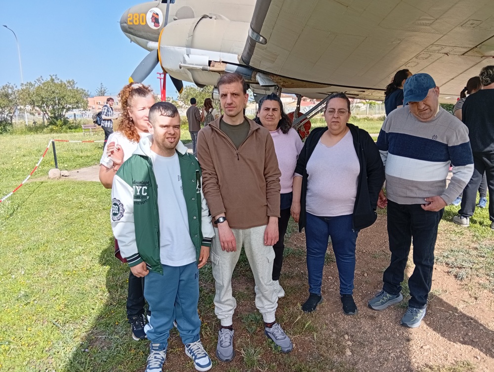 Personas visitando aerodromo