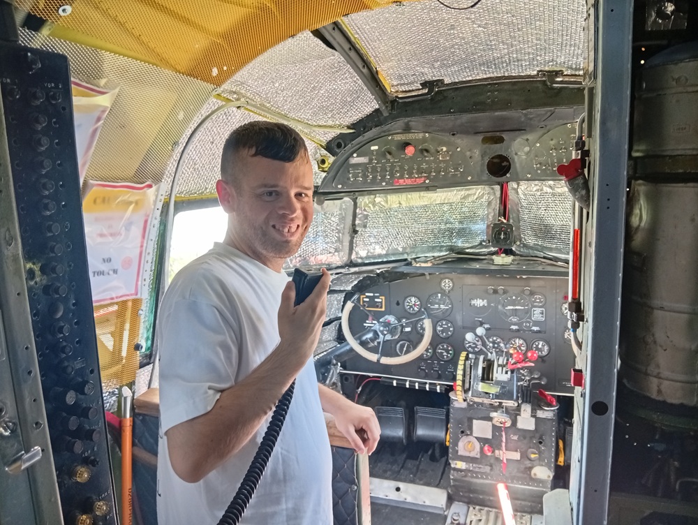 Personas visitando aeródromo