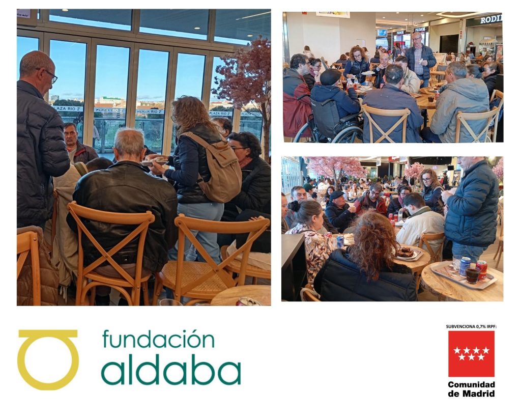 Personas en un bar merendando