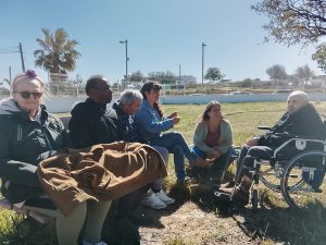 Personas mayores paseando con los auxiliares