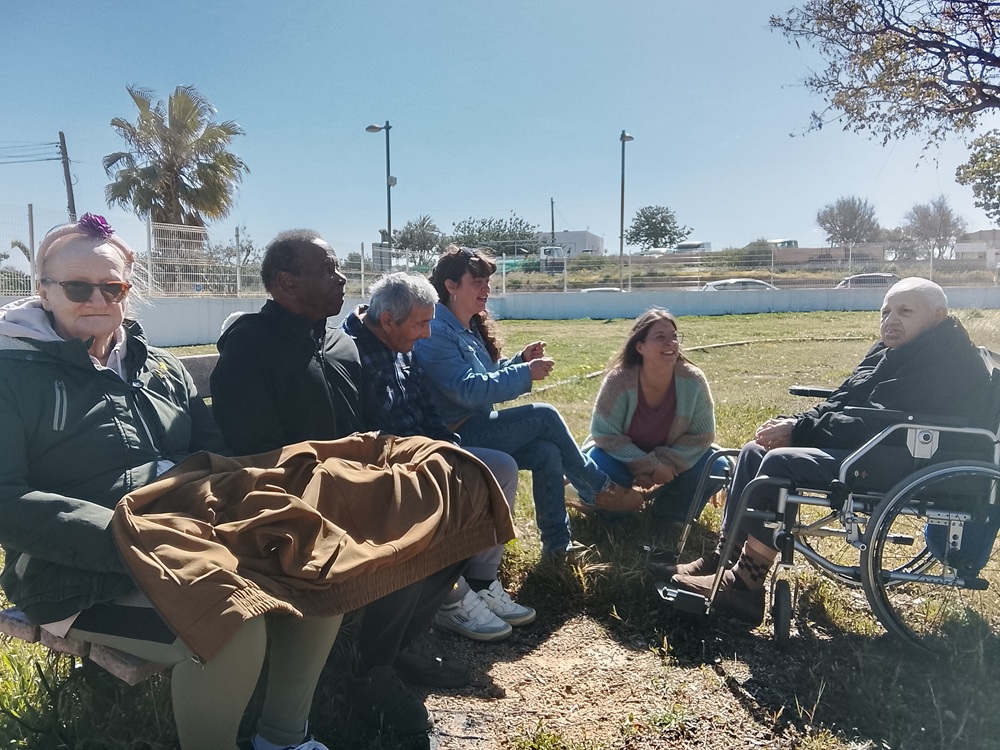 Personas mayores paseando con los auxiliares