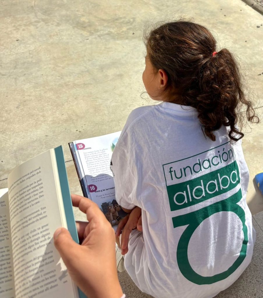 Niña leyendo
