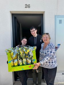 Personas con cesta de huevos de pascua