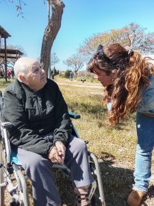 Personas mayor y joven mirandose