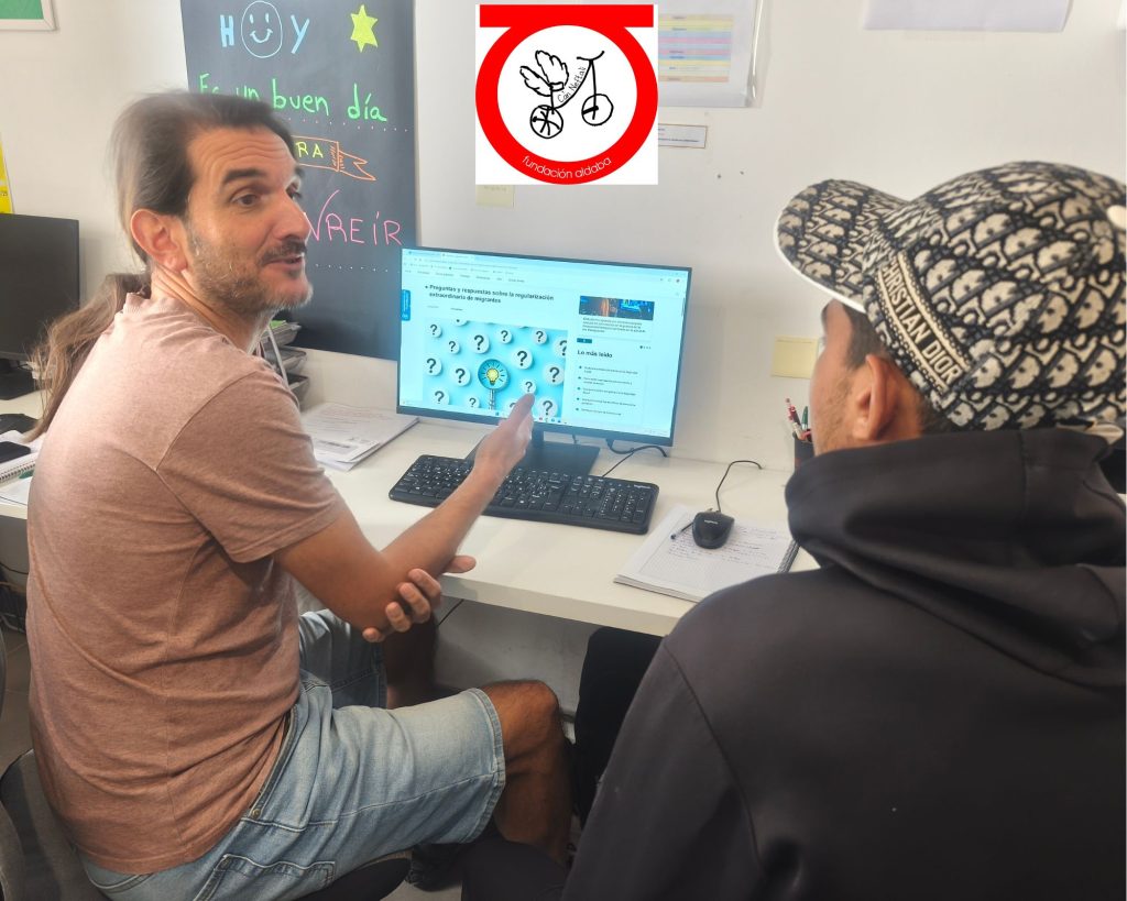 Personas sentadas en ordenador