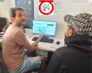 Personas sentadas en ordenador