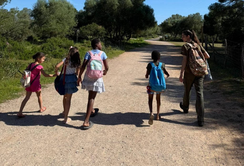 Personas andando por el campo