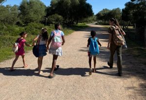 Personas andando por el campo