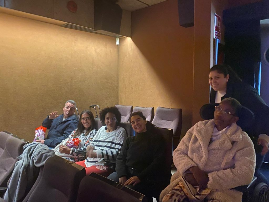 Personas dentro de un cine