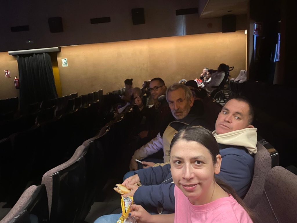 Personas dentro de un cine