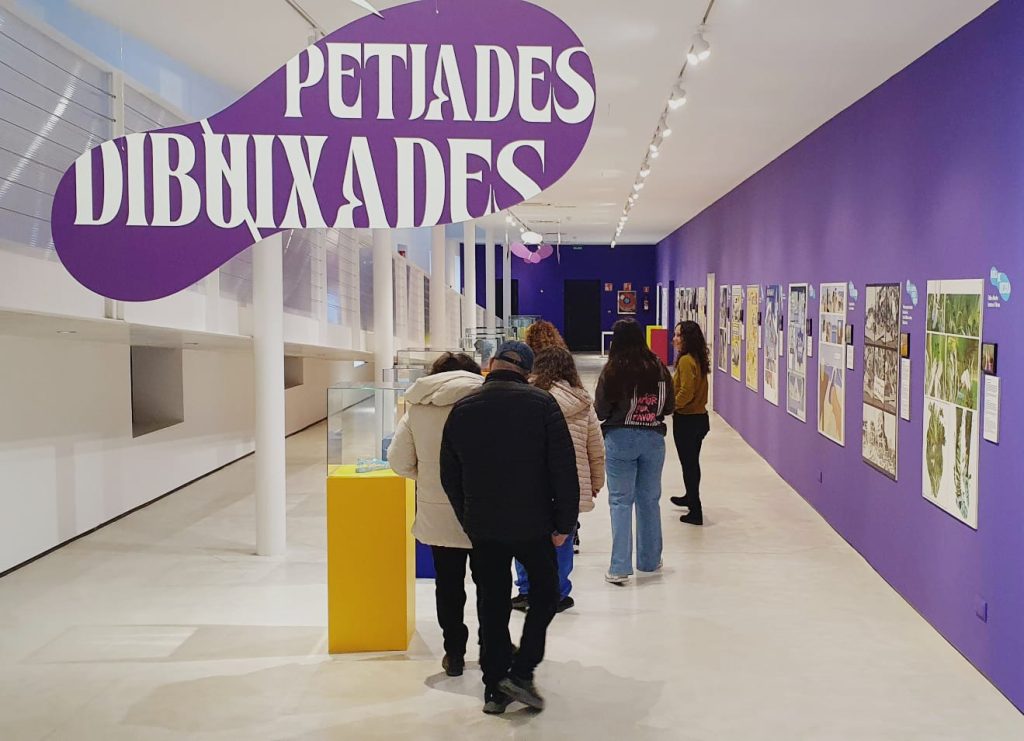 Personas en museo