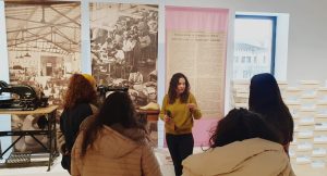 Personas en museo